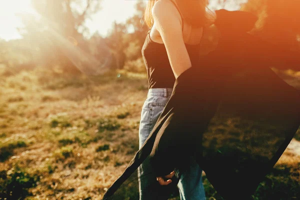 Elegante chica hipster divirtiéndose en el soleado parque en el increíble rayo de sol —  Fotos de Stock