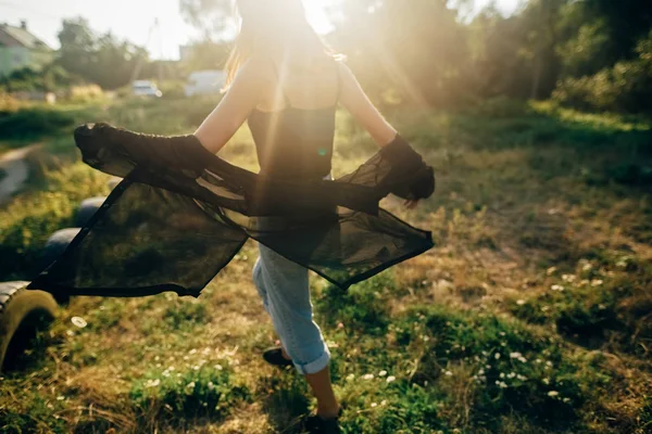 Κομψό χίπστερ κορίτσι που έχει τη διασκέδαση στο ηλιόλουστο πάρκο σε εκπληκτική ηλιακή ακτίνα — Φωτογραφία Αρχείου