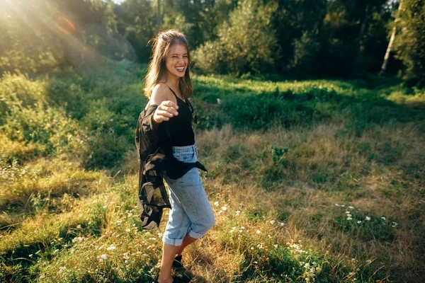 Stylish hipster girl posing in sunny park with amazing sun beams — Stock Photo, Image