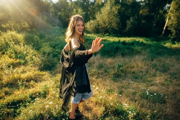 Élégant hipster fille posant dans un parc ensoleillé avec des rayons de soleil étonnants — Photo