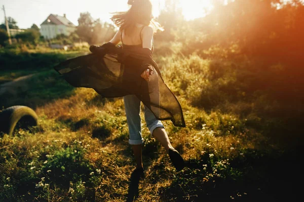 Menina hipster elegante se divertindo no parque ensolarado em incrível raio de sol — Fotografia de Stock