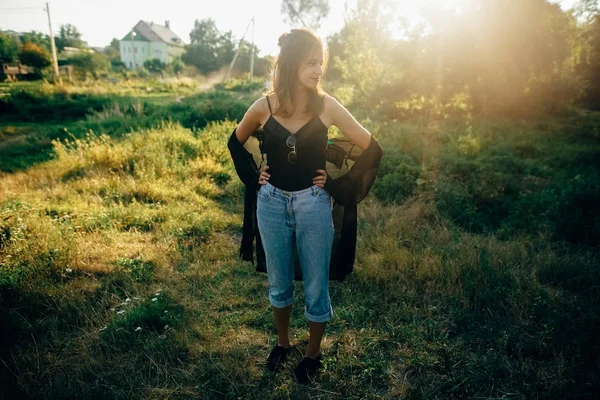 Stylish hipster girl posing in sunny park with amazing sun beams — Stock Photo, Image