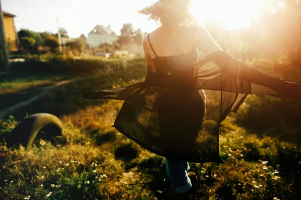 Stylová dívka alternativců se bavila v slunném parku v úžasném slunečním paprskem — Stock fotografie