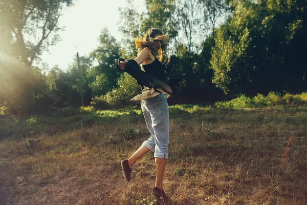 Şık hipster kız inanılmaz güneş ışığı güneşli parkta eğlenmek — Stok fotoğraf