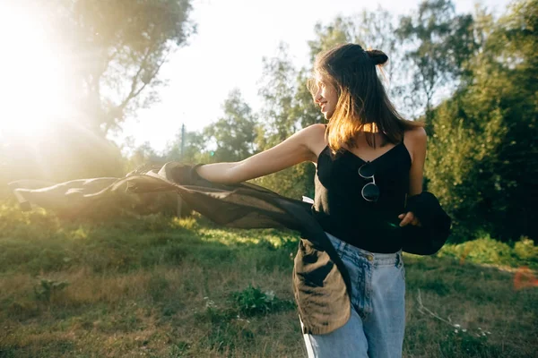 Стильна дівчина-хіпстер розважається в сонячному парку в дивовижному сонячному промені — стокове фото