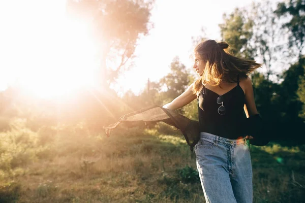 Stílusos csípő lány szórakozik a napsütötte parkban csodálatos Napsugár — Stock Fotó