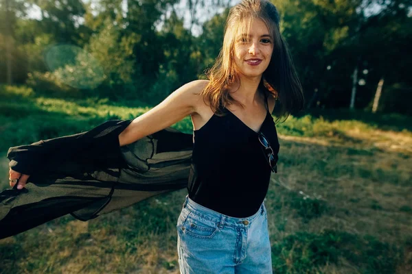 Stylisches Hipster-Mädchen posiert im sonnigen Park mit erstaunlichen Sonnenstrahlen — Stockfoto