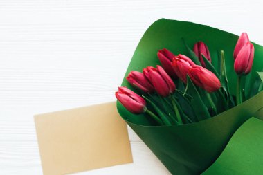 Yeşil kağıt ve zanaat kartı güzel kırmızı lale buketi ile 