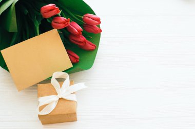 Yeşil kağıt güzel kırmızı lale buketi, hediye kutusu ve zanaat c