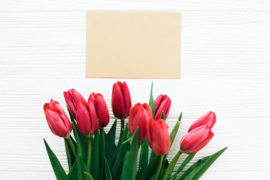 Mutlu Anneler günü. Güzel kırmızı lale ve boşluk ile zanaat kartı