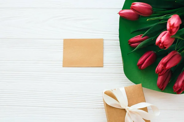 Feliz día de las madres. Hermoso ramo de tulipanes rojos en papel verde, g — Foto de Stock