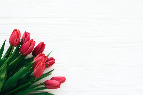 Boldog anyák napja. Gyönyörű piros tulipán a fehér fa háttérb — Stock Fotó