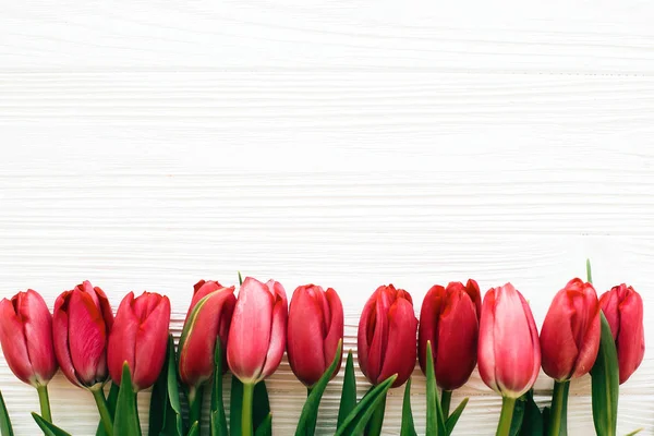 Feliz Dia das Mães. Tulipas vermelhas bonitas em backgrou de madeira branco — Fotografia de Stock