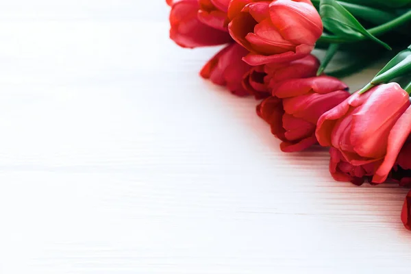 Happy Mothers day. Beautiful red tulips on white wooden backgrou — Stock Photo, Image