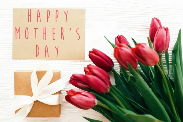 Happy Mother's Day tekst en mooie rode tulpen met geschenk doos o — Stockfoto