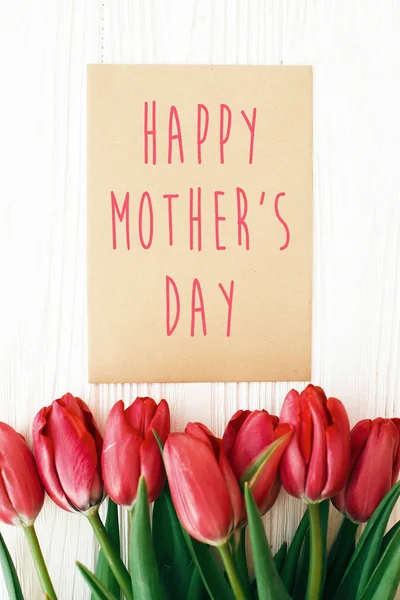 Happy Mother's Day tekst en mooie rode tulpen op witte houten — Stockfoto