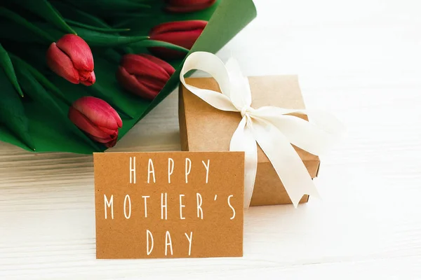 Szczęśliwy tekst dzień matki i piękne czerwone tulipany z pudełka prezent o — Zdjęcie stockowe