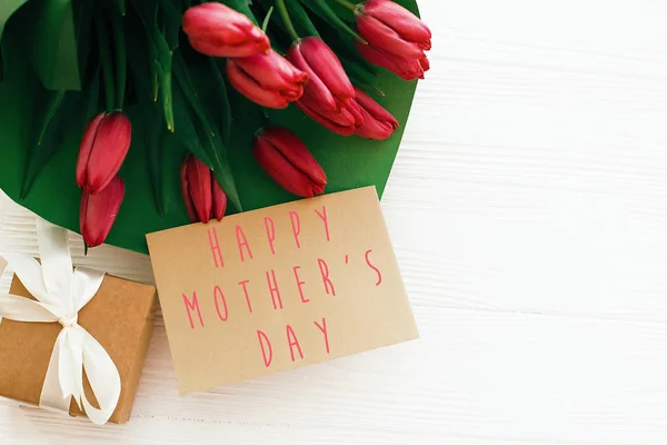 Happy Mother's Day tekst en mooie rode tulpen met geschenk doos o — Stockfoto