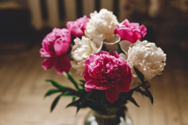 Eski ile rustik ahşap zemin üzerinde güzel pembe ve beyaz şakayık