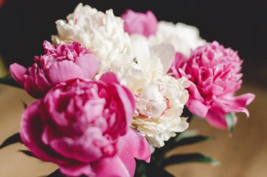 Rustik cam kavanozda güzel pembe ve beyaz şakayık buketi 