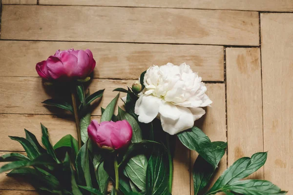 Piękne różowe i białe piwonie na rustykalne drewniane podłogi, płaskie l — Zdjęcie stockowe