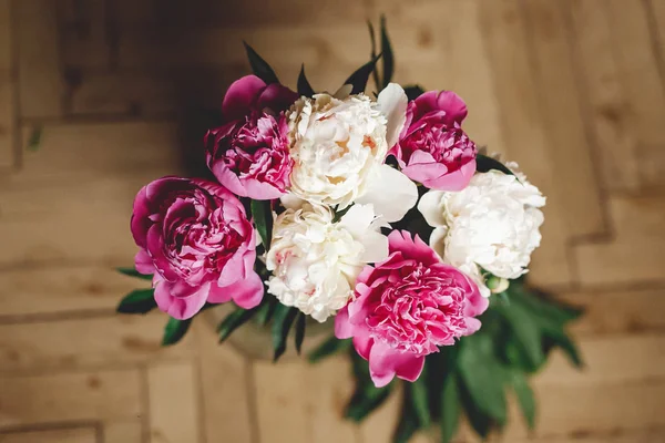 Mooie roze en witte pioenrozen boeket in glazen pot op rustieke — Stockfoto