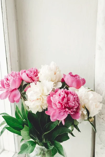 Mooie roze en witte pioenrozen boeket op rustieke oude houten Wi — Stockfoto