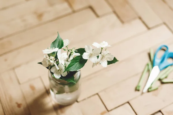 Hermosas flores de jazmín en la rama en frasco de vidrio en rústico w edad — Foto de Stock