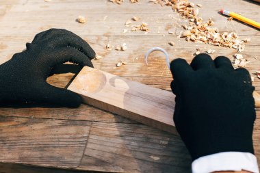 El odun dan kaşık oyma, keski ile çalışan yakın. Woo