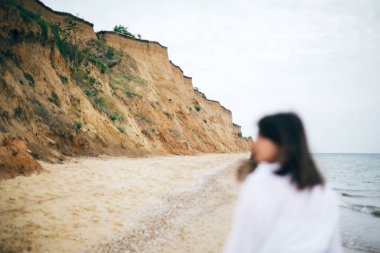 Denize yakın kum uçurum ve plaj ve hipster kız bulanık görüntü 