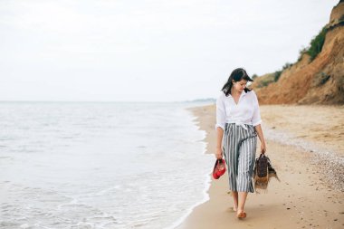 Mutlu boho kadın denizde rahatlatıcı, tropikal isla üzerinde yürüyüş keyfini