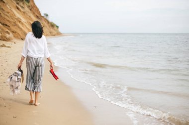 Mutlu boho kadın denizde rahatlatıcı, tropikal isla üzerinde yürüyüş keyfini