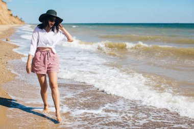 Yaz tatili. Mutlu genç boho kadın yürüyüş ve eğlenmek i