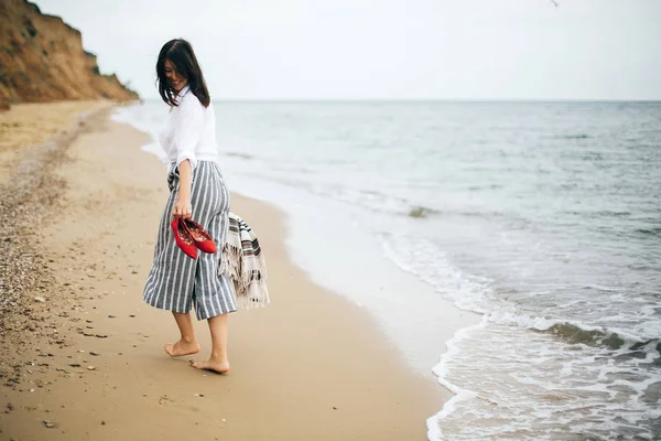 Счастливая женщина, отдыхающая в море и наслаждающаяся прогулкой по острову — стоковое фото