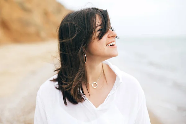 Chica hipster con estilo relajarse en la playa. Vacaciones de verano. Portrai — Foto de Stock