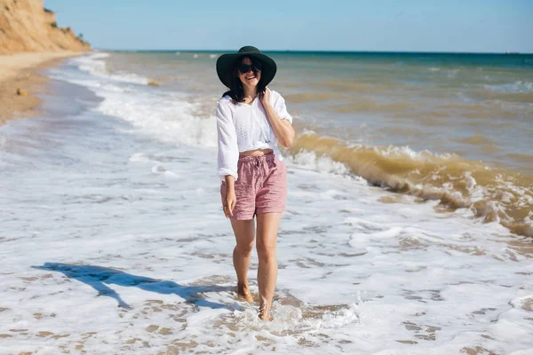 Sommerferien. glückliche junge Boho-Frau, die in Meereswellen in — Stockfoto