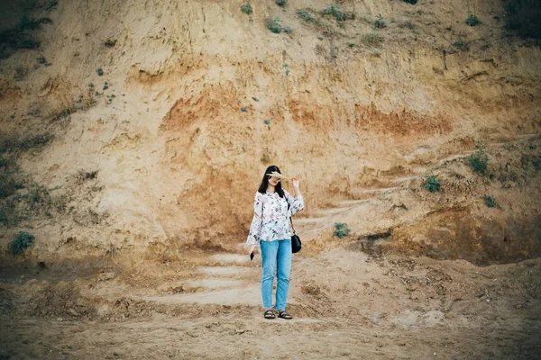 Élégant hipster fille posant avec des fleurs sauvages, tenant long herbon — Photo