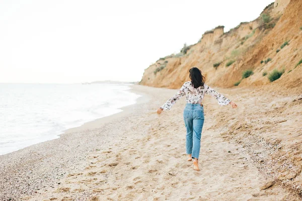 Elegante hipster menina correndo descalço na praia no mar, volta vie — Fotografia de Stock