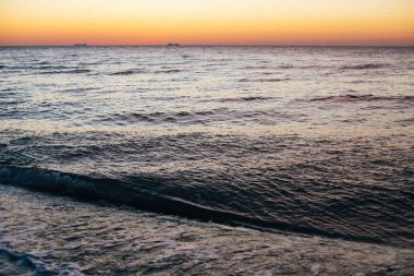 Güzel deniz dalgaları köpük closeup ve gündoğumu ışık pembe gökyüzü o
