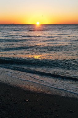 Güzel deniz dalgaları köpük closeup ve gün doğumunda güneş ile kırmızı gökyüzü