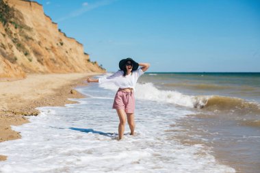 Yaz tatili. Mutlu genç boho kadın yürüyüş ve eğlenmek i