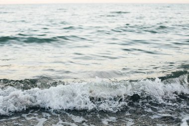 Güzel deniz dalgaları plajdan yakın köpük. Ocea'da mavi dalgalar