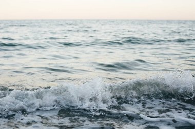 Güzel deniz dalgaları plajdan yakın köpük. Ocea'da mavi dalgalar