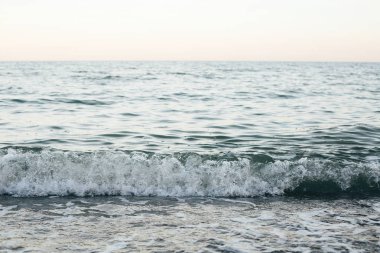 Güzel deniz dalgaları plajdan yakın köpük. Ocea'da mavi dalgalar