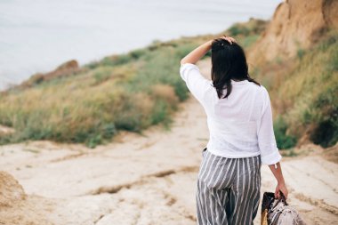 Plajda rahatlatıcı şık hipster kız. Mutlu genç boho kadın 