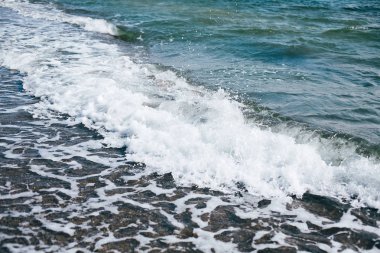 Güzel deniz dalgaları plajdan yakın köpük. Ocea'da mavi dalgalar
