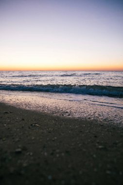 Güzel deniz dalgaları köpük closeup ve deniz kabukları ile kumlu plaj 