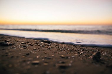 Güzel deniz dalgaları köpük closeup ve deniz kabukları ile kumlu plaj 