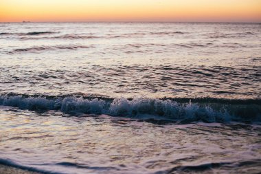 Güzel deniz dalgaları köpük closeup ve gündoğumu ışık pembe gökyüzü o