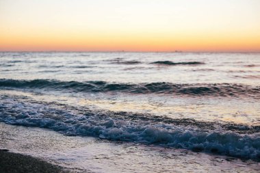 Güzel deniz dalgaları köpük closeup ve gündoğumu ışık pembe gökyüzü o